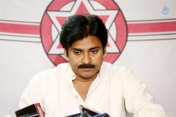 pawan kalyan,jana sena,kapu issue,tuni incident  ఈ మాత్రం దానికే లగెత్తుకొచ్చారా పవన్ కళ్యాణ్?